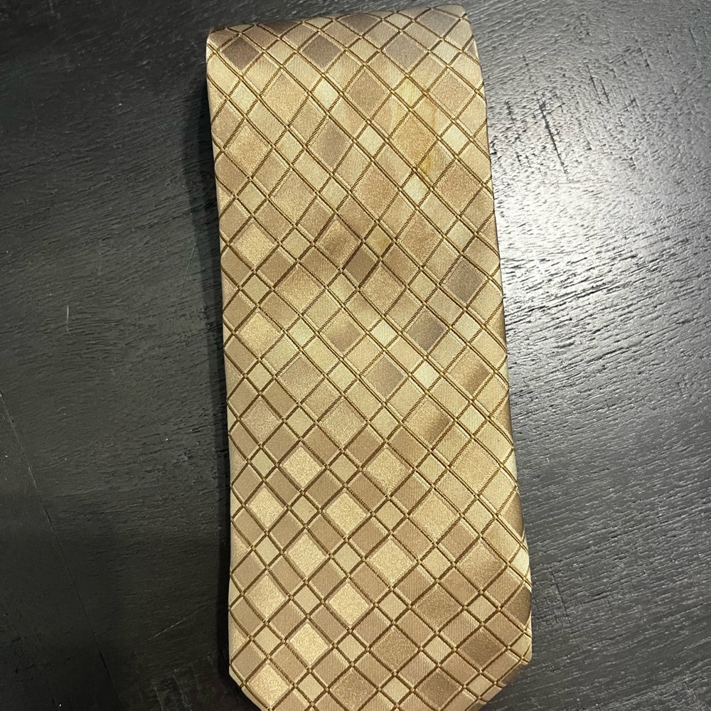 Claiborne Silk Neck tie Gold Geometric Pattern Classic Men Tie
